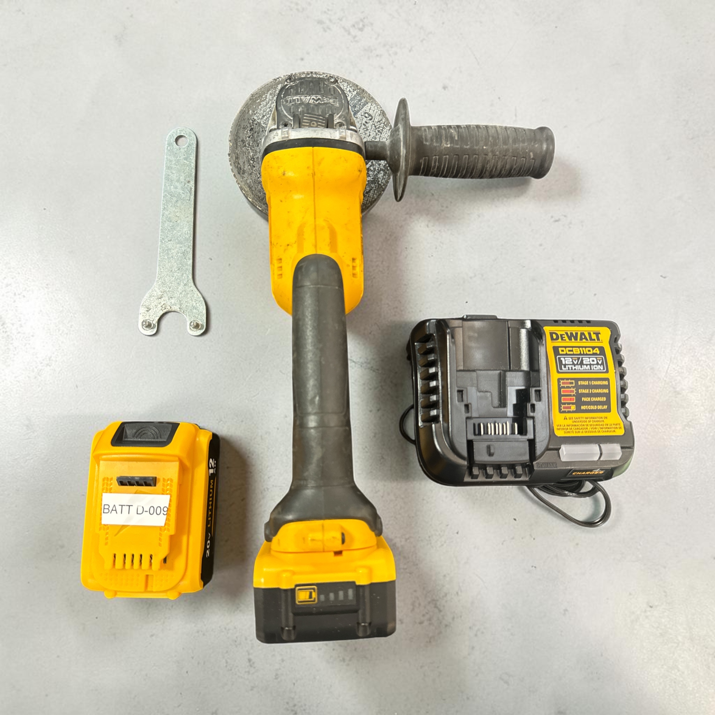 DeWalt 20V 4.5″/5″ Angle Grinder – 2 Batteries & Charger SRT-0026 DeWalt 20V 4.5″/5″ Angle Grinder – 2 Batteries & Charger SRT-0026